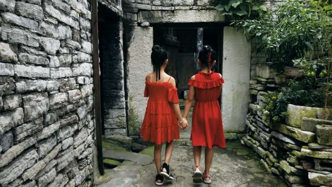 中国贵州安顺，小女孩在一条老巷子里散步。