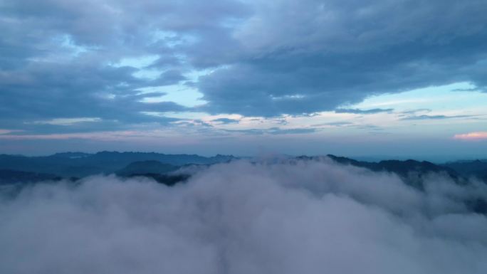 4K航拍清晨云雾缭绕大山风景3