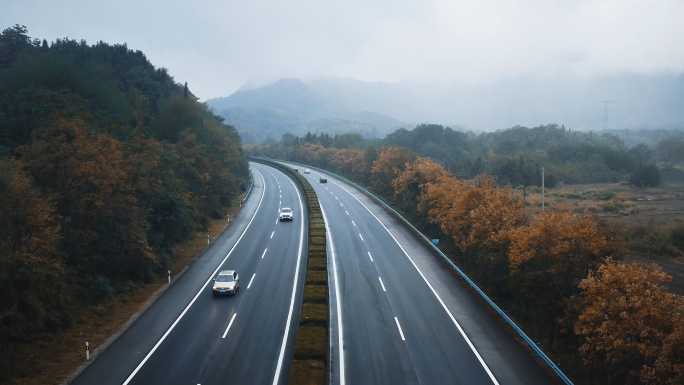 【4K】烟雨中的高速公路