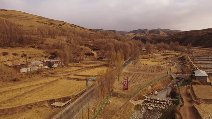 秋末的祁连山道路跟车进山