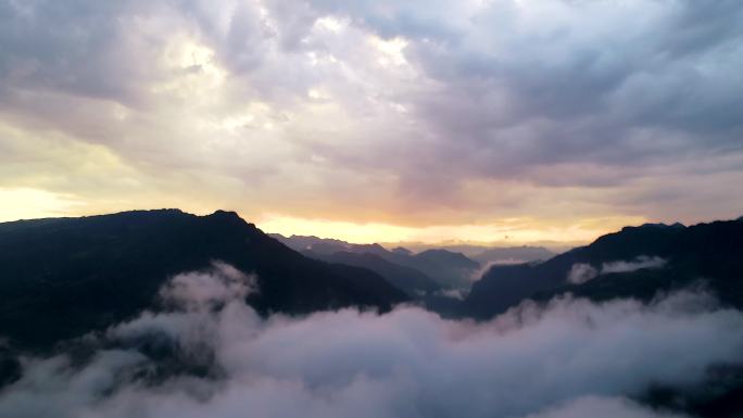 4K航拍清晨云雾缭绕大山日出风景合集2