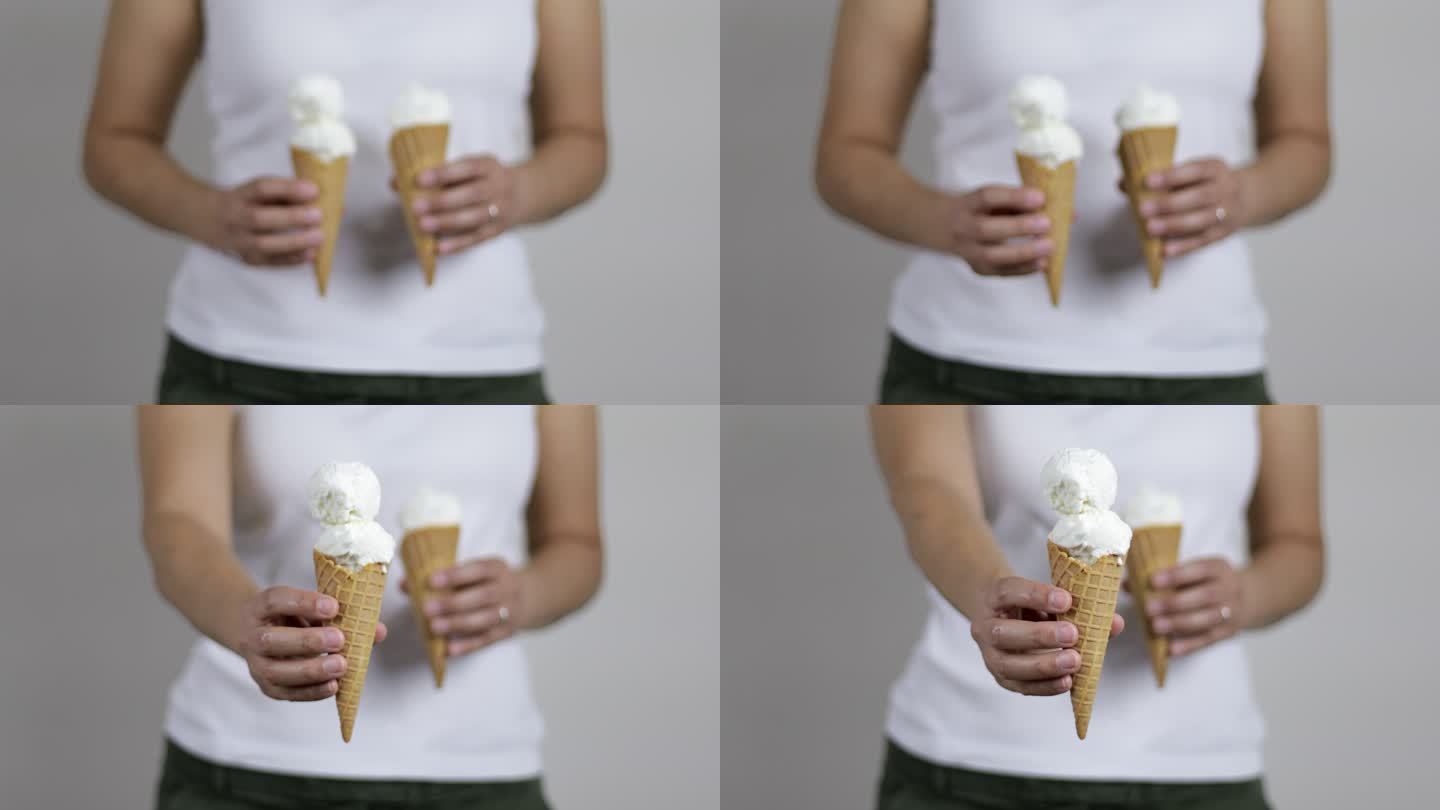 分享冰淇淋的女人甜筒共享