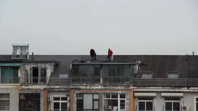 在屋顶工作的人房屋防水处理