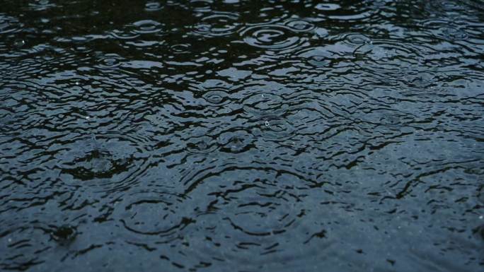 下雨雨滴雨水落在地面上