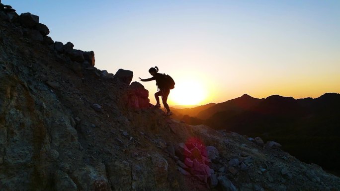 女生登山剪影挑战自己攀登顶峰登山精神爬山