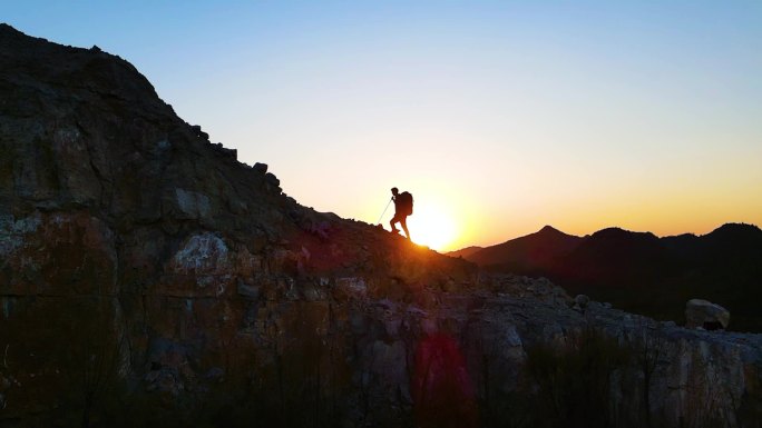 登山素材男人爬山逆光登山攀登顶峰人物剪影