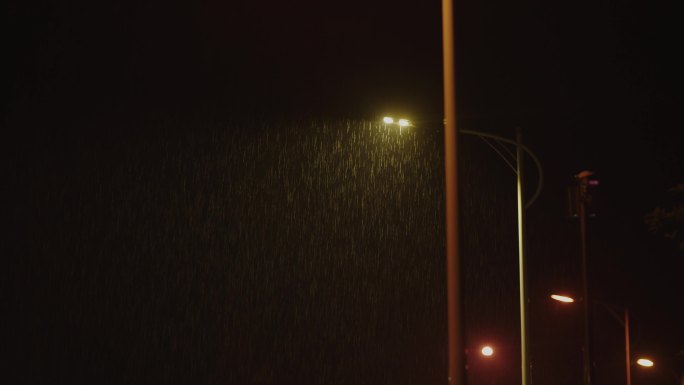 雨夜中的路灯