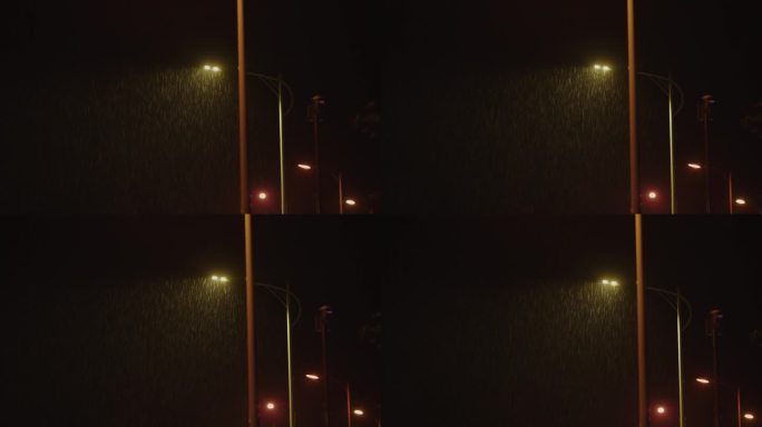 雨夜中的路灯