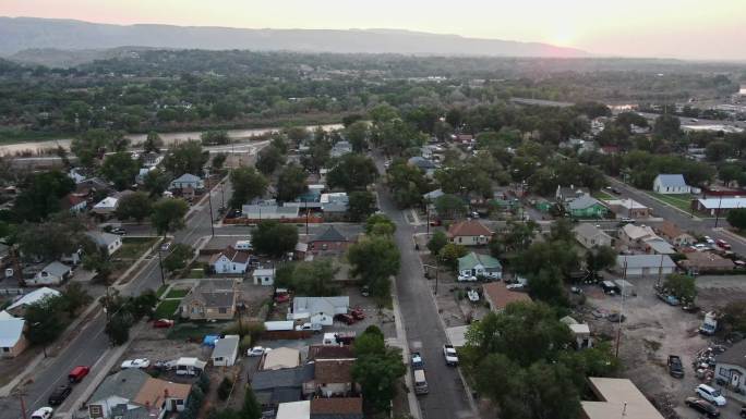 Areil Drone在日落时分看到的低收入社区