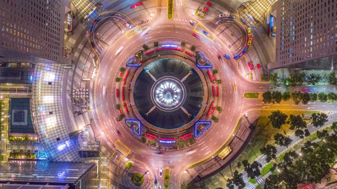 新加坡商业区中心财富喷泉环岛和红绿灯处夜间延时拍摄的无人机超低空全景图