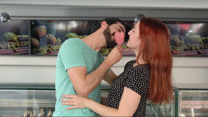 美丽的拉丁美洲情侣相爱，在冰淇淋店一起吃冰淇淋
