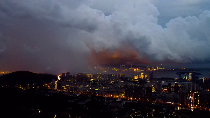 暴风雨来临城市夜景延时航拍4K