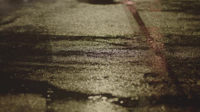 雨夜路面积水