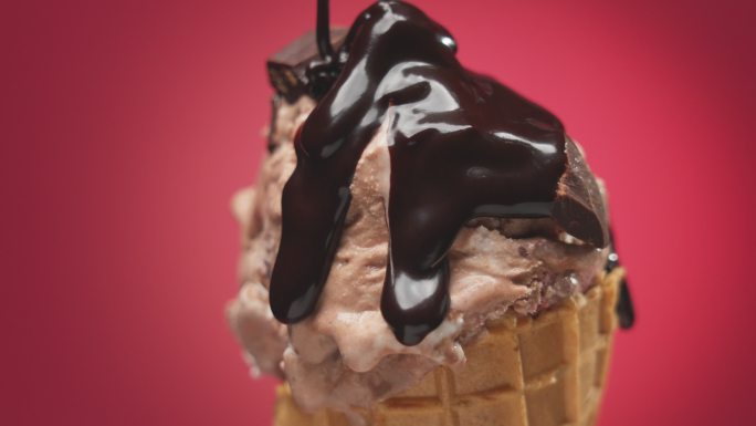 巧克力樱桃冰淇淋雪糕甜筒巧克力酱