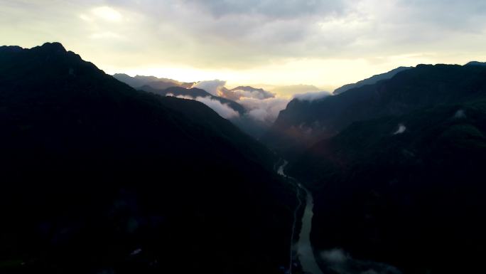 4K航拍清晨云雾缭绕大山日出风景4