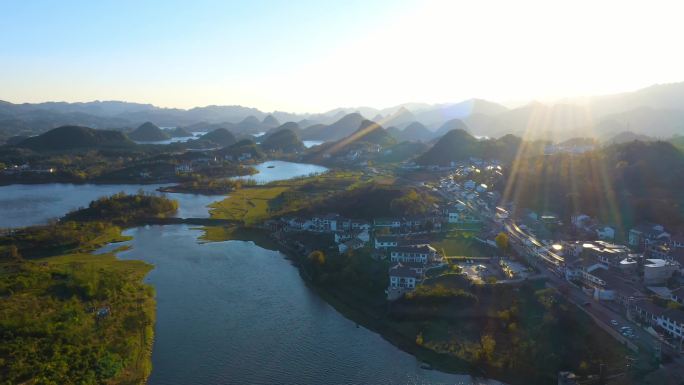 夕阳下的百花湖村庄