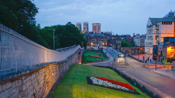 英国约克市的约克明斯特（York Minster）用摇摄和变焦进行时间流逝