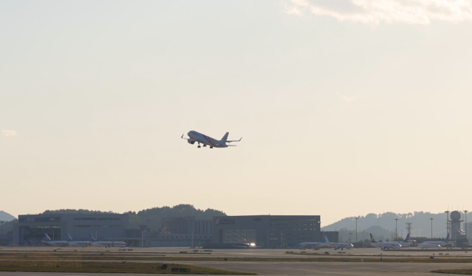 4K飞机起飞升空飞机在跑道上加速冲刺起飞