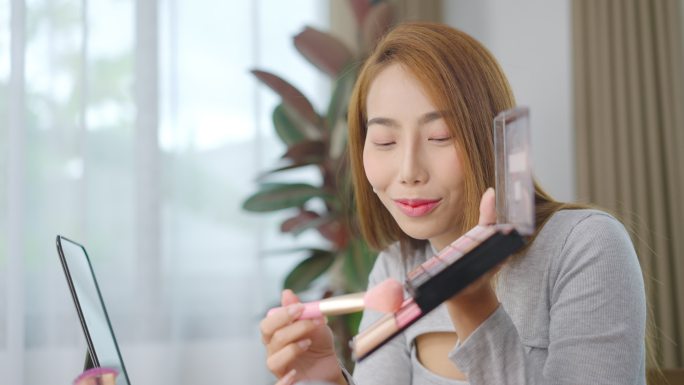 亚洲年轻女性美女博主在家记录日常vlog化妆化妆在社交媒体概念上成为网络影响力人物。