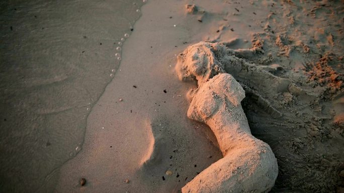 海滩上用沙子做成的美人鱼