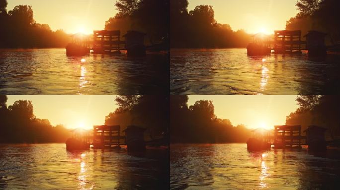 黄昏时分，河上的旧浮水车风景