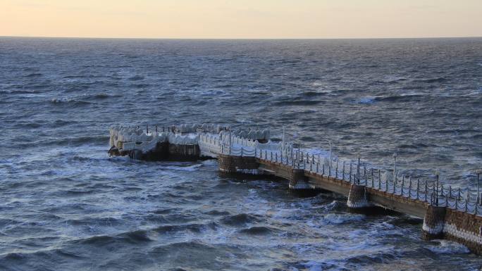 山东威海金海湾栈桥冰封的景观与海浪