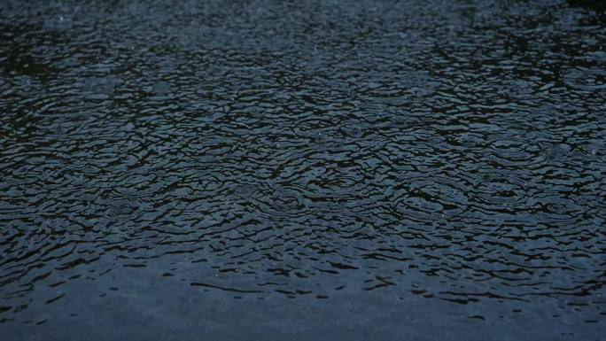 小雨夜雨下雨雨滴雨水落在地面上