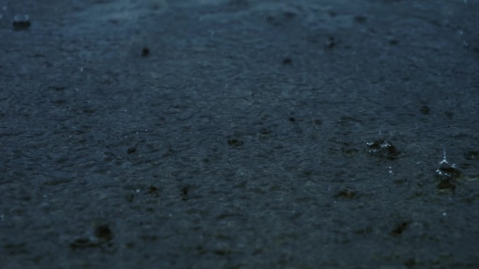 暴雨下雨雨滴雨水落在地面上