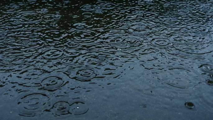 夜雨下雨 雨滴 雨水落在地面上