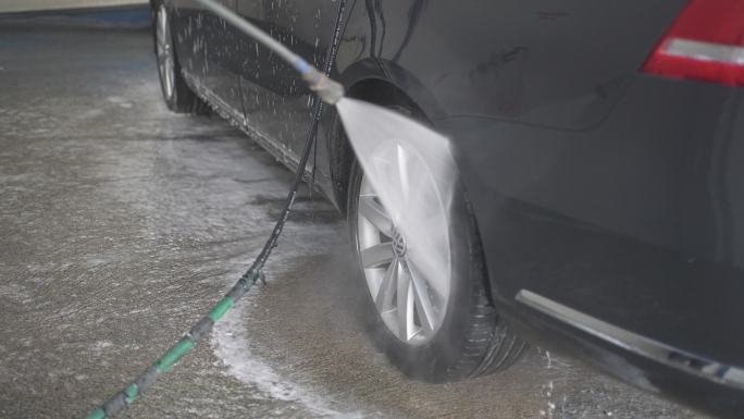 洗车时喷洒的汽车轮辋滴水