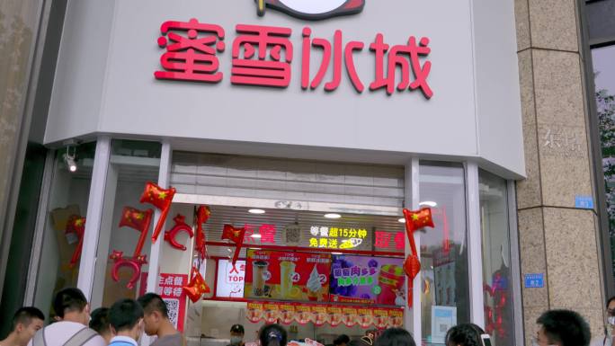 奶茶店人流 奶茶店排队等候的顾客