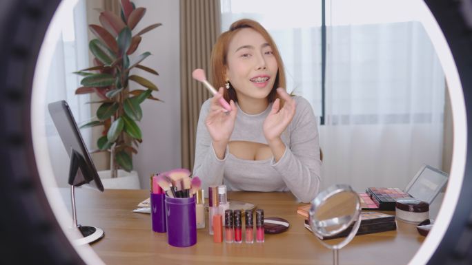 亚洲年轻女性美女博主在家记录日常vlog化妆化妆在社交媒体概念上成为网络影响力人物。