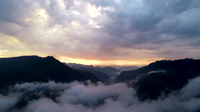 4K航拍清晨云雾缭绕大山风景