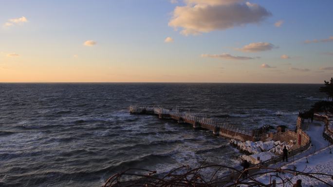 山东威海金海湾栈桥冰封的景观与海浪