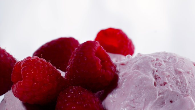 树莓冰淇淋与新鲜树莓超级慢动作
