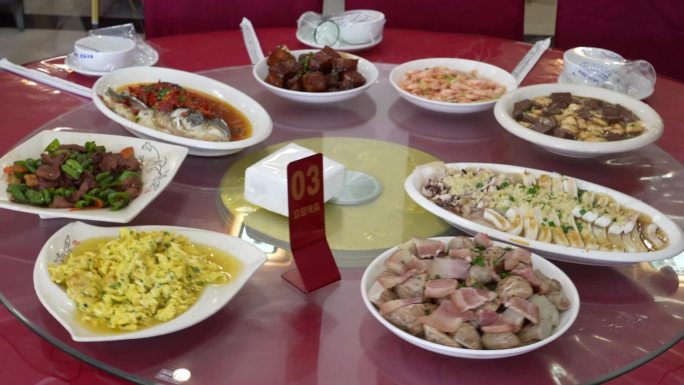 中国人餐桌餐饮老年人吃饭