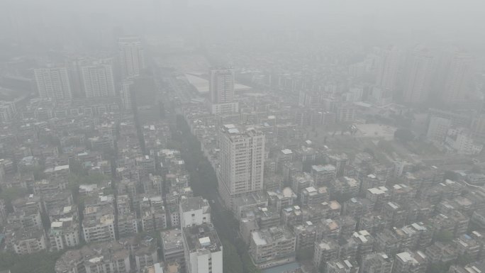 大雾天气下的城市街景