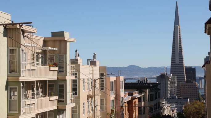 旧金山诺布希尔住宅楼顶层面向市中心