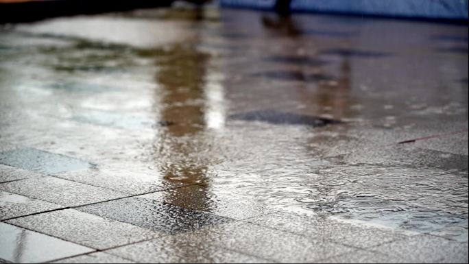 实拍高清升格雨中路面湿滑倒影小雨