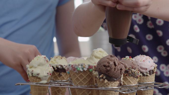 可爱的小女孩准备冰淇淋在一个圆锥4k视频