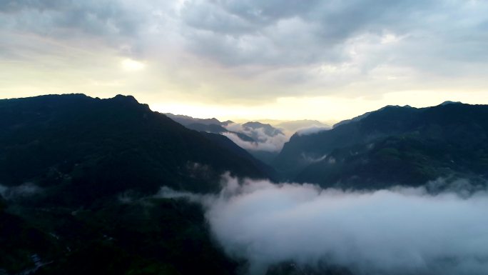 4K航拍清晨云雾缭绕大山日出风景3