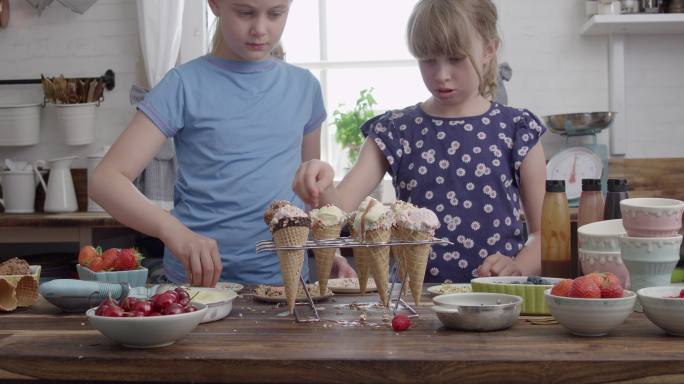可爱的小女孩准备冰淇淋在一个圆锥4k视频