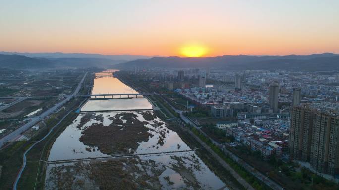 卢氏县城日落航拍空镜3