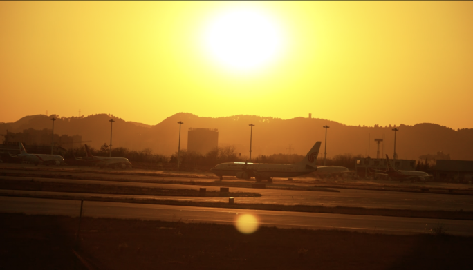 飞机降落飞机黄昏日落降落机场飞机太阳穿行