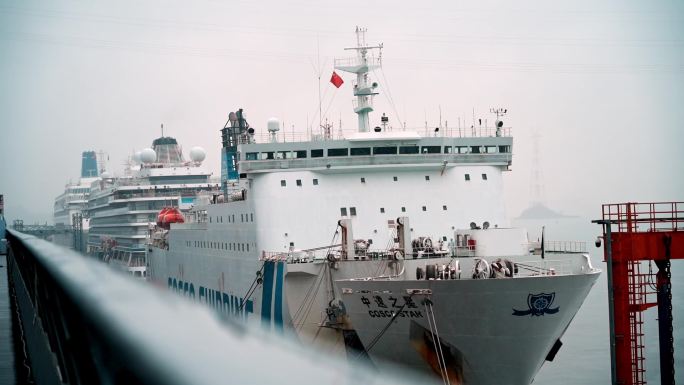 实拍高清邮轮海上中远之星小雨阴天升格