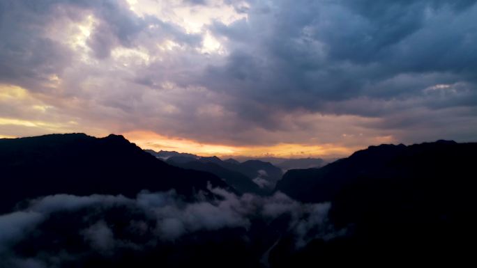 4K航拍清晨云雾缭绕大山风景2