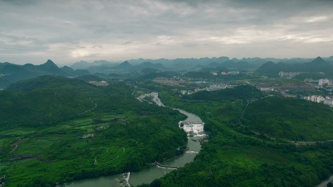中国贵州安顺，上午鸟瞰山川。