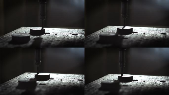 高精度CNC加工中心，CNC车床加工，操作员在工业中加工汽车样品零件