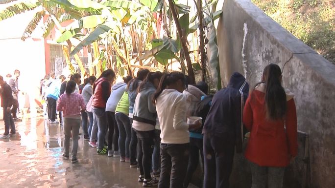 山里的孩乡村学校振兴扶贫中学生排队刷饭盆