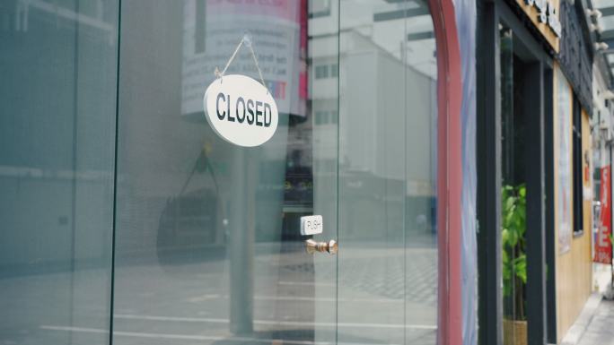 由于冠状病毒疫情爆发，购物中心关闭。
